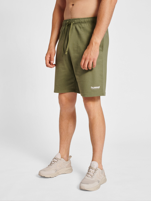 hmlLGC JEREMY SWEAT SHORTS, FOUR LEAF CLOVER, model