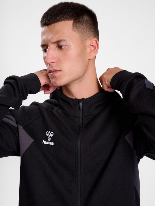 hmlTRAVEL ZIP HOODIE, BLACK, model