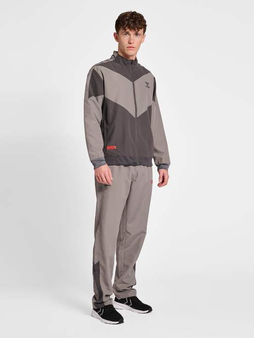 hmlPRO GRID WALK OUT JACKET, FORGED IRON, model