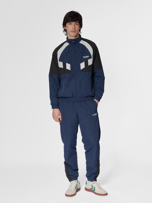 hmlTRACKSUIT PANTS SPORTSWEAR, DRESS BLUES, model