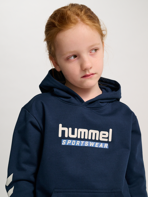 hmlJR LOGO HOODIE, DRESS BLUES, model