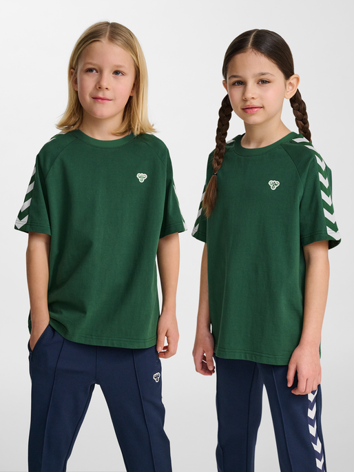 hmlJR ARCHIVE LOOSE T-SHIRT S/S, DARK GREEN, model