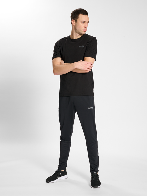 hmlBOOSTER T-SHIRT, BLACK, model