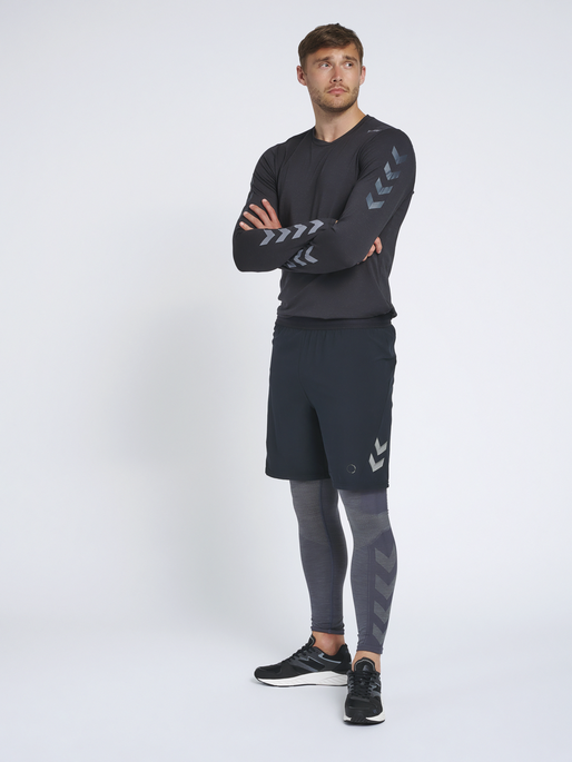 hmlMACE T-SHIRT LS, BLACK, model