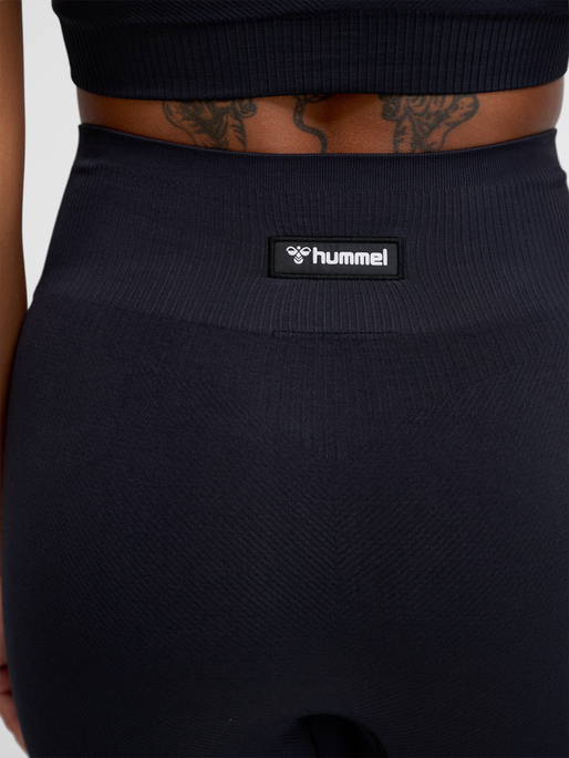 hmlALIVE SEAMLESS HIGH WAIST SHORTS, BLACK, model