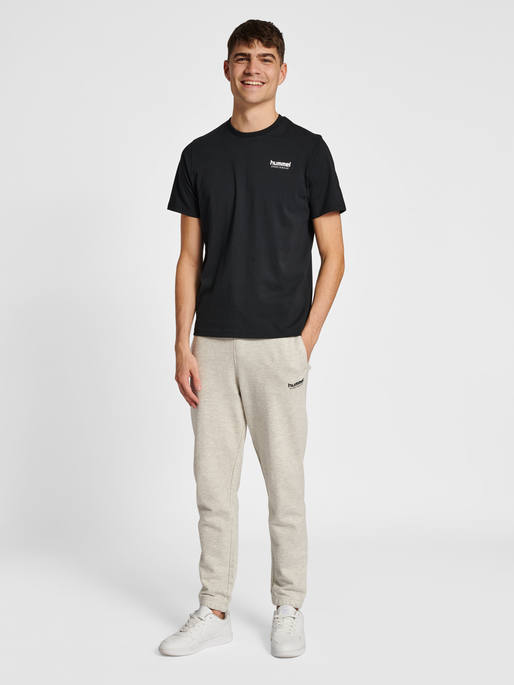 hmlLGC JOSE T-SHIRT, BLACK, model
