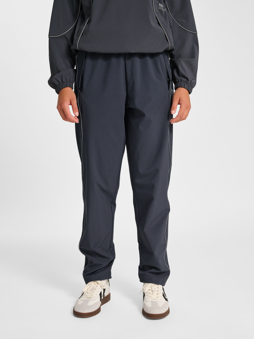hmlPULSE WOVEN W PANTS, EBONY, model