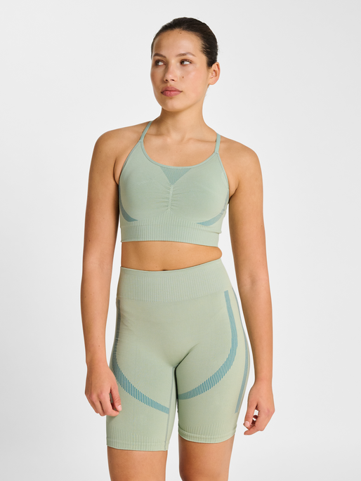 hmlHIIT SEAMLESS PADDED BRA, FROSTY GREEN, model