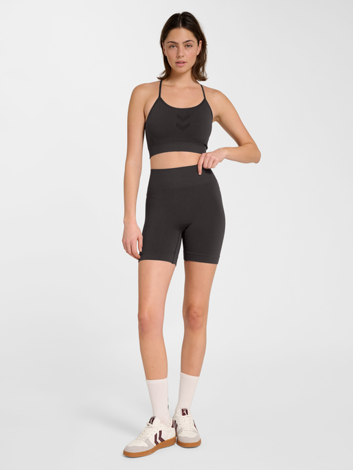 hmlHIIT SEAMLESS SHORT TIGHTS, AFTER DARK, model