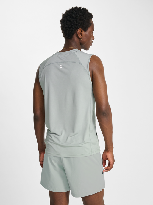 hmlPULSE WORKOUT TANK TOP, BELGIAN BLOCK, model