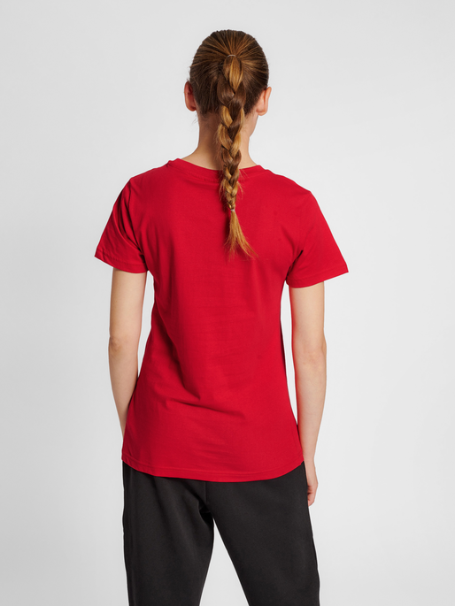 hmlRED BASIC T-SHIRT S/S WOMAN, TANGO RED, model