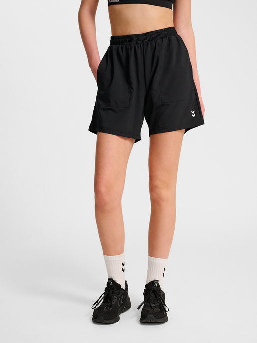 hmlPULSE WORKOUT SHORTS, BLACK, model