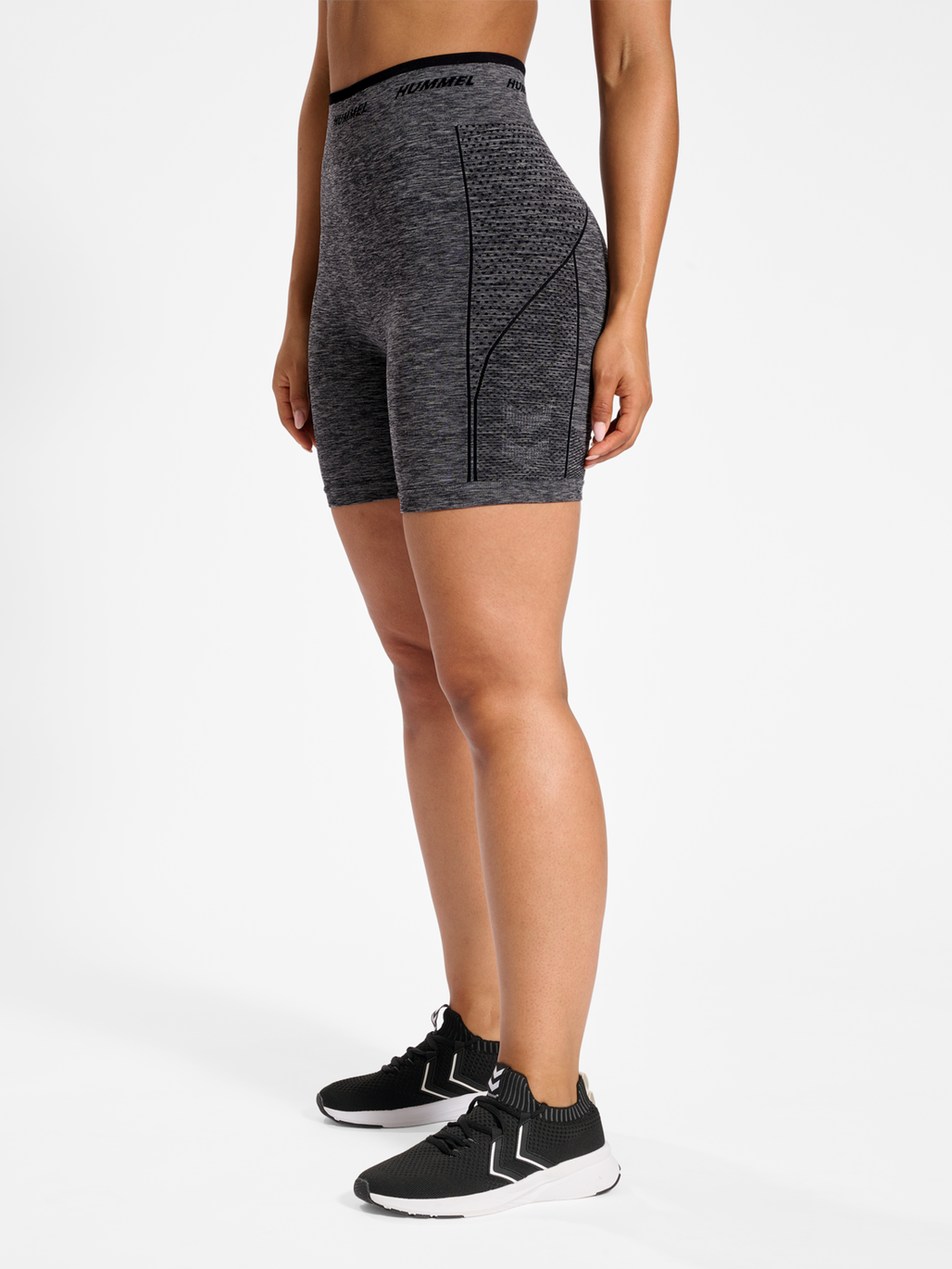 hmlTE CAMI SEAMLESS MW SHORTS, BLACK MELANGE, model