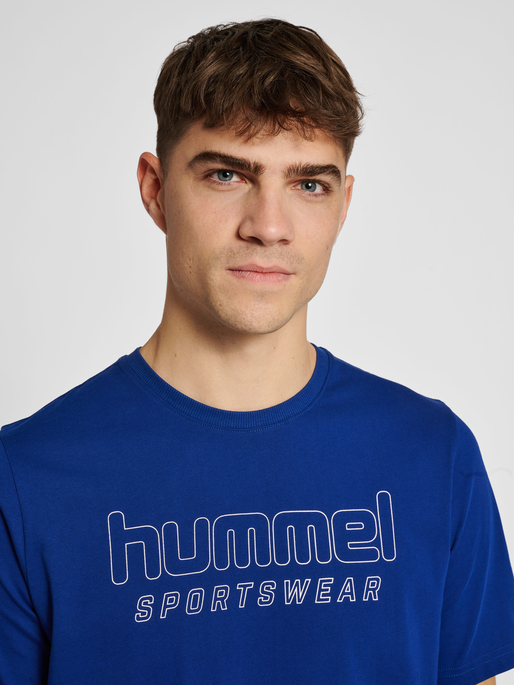 hmlLGC JOEL T-SHIRT, ESTATE BLUE, model
