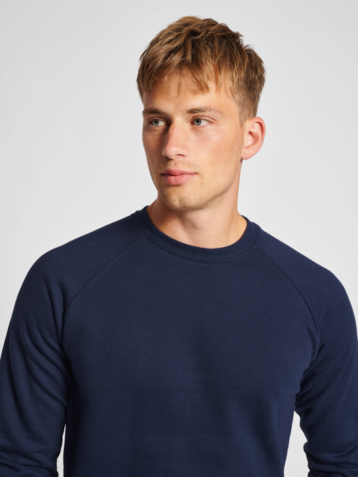 hmlRED CLASSIC SWEATSHIRT, MARINE, model