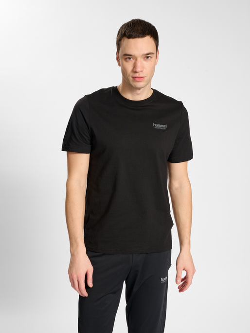 hmlBOOSTER T-SHIRT, BLACK, model