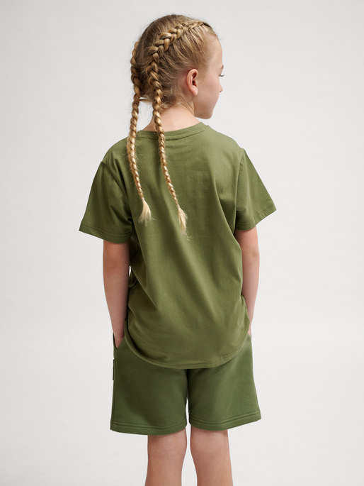 hmlTRES T-SHIRT S/S, OLIVINE, model