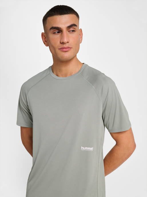 hmlPULSE WORKOUT T-SHIRT S/S, BELGIAN BLOCK hmlPULSE WORKOUT T-SHIRT S/S, BELGIAN BLOCK, model
