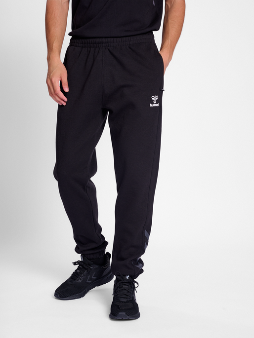 hmlTRAVEL SWEAT PANTS, BLACK, model