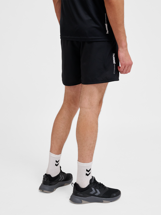 hmlPULSE WORKOUT SHORTS, BLACK, model