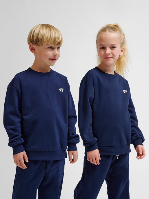 hmlJR LOOSE CREWNECK BEE, DRESS BLUES, model