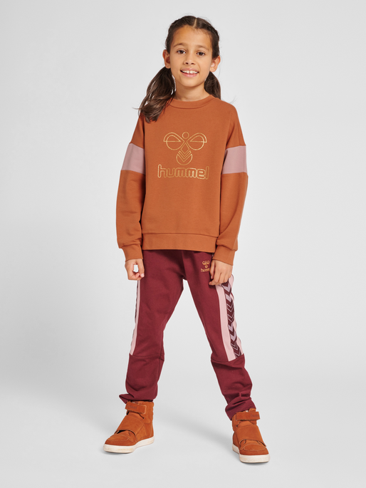 hmlBETTY SWEATSHIRT, 8004, model