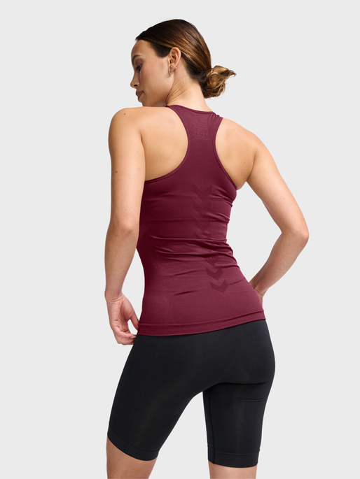 hmlTIF SEAMLESS TOP, CHOCOLATE TRUFFLE, model