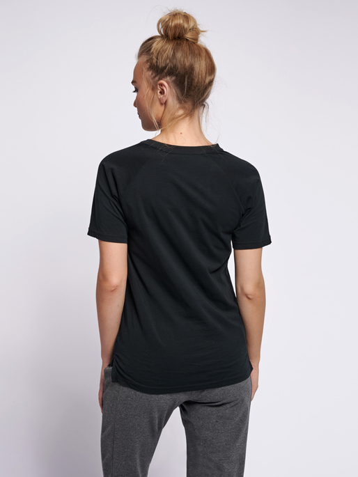 hmlZENIA T-SHIRT S/S, 2001, model