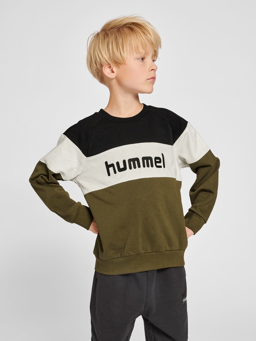 hmlCLAES SWEATSHIRT, DARK OLIVE, model