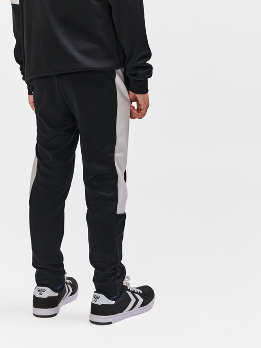 hmlRUNNER PANTS, BLACK, model