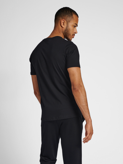 hmlISAM 2.0 T-SHIRT, BLACK, model