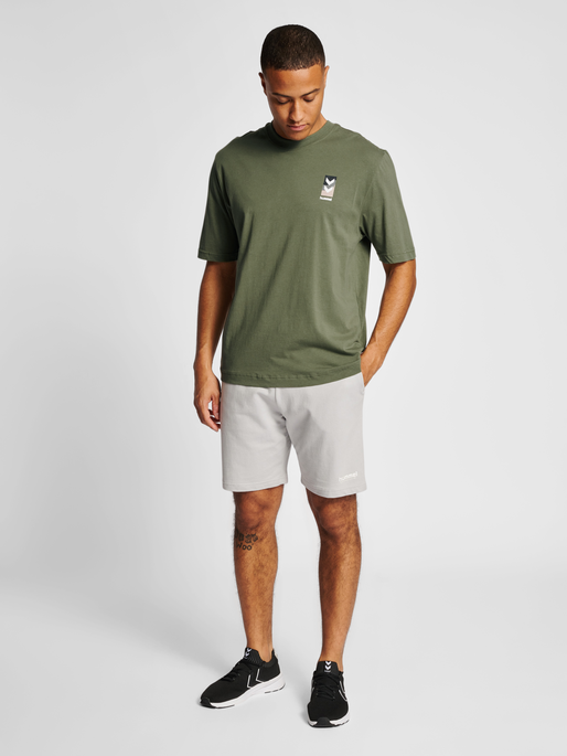 hmlLGC CHARLES T-SHIRT, FOUR LEAF CLOVER, model