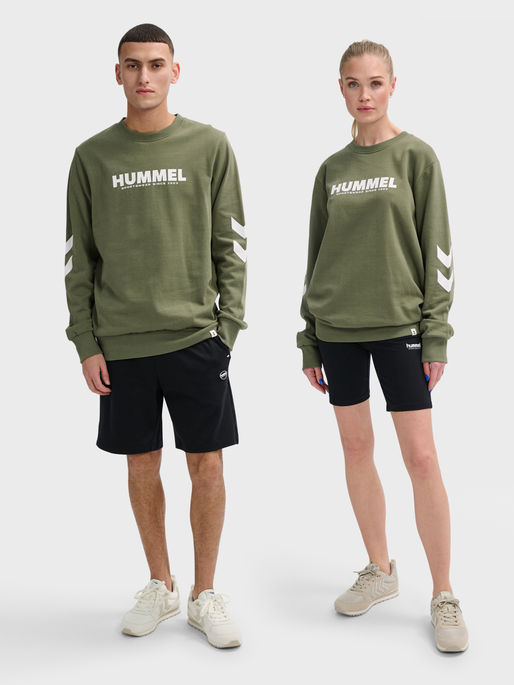 hmlLEGACY SWEATSHIRT, DEEP LICHEN GREEN, model