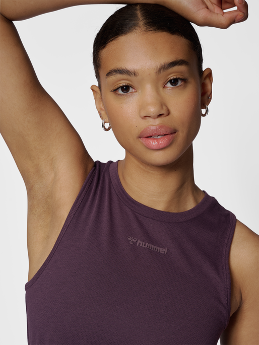 hmlMT VANJA TOP, PLUM PERFECT, model