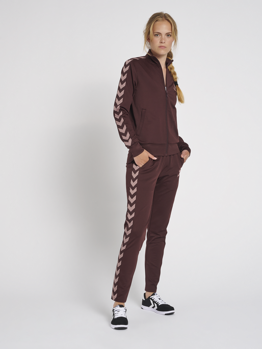 hmlNELLY 2.0 TAPERED PANTS, FUDGE, model