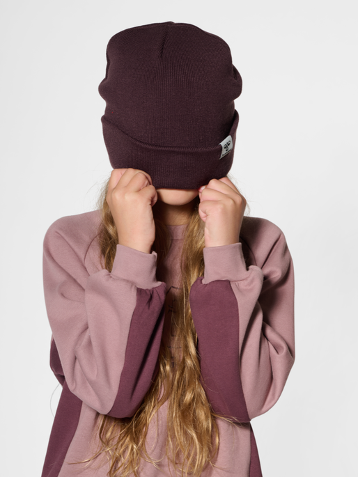 hmlPARK BEANIE, FUDGE, model
