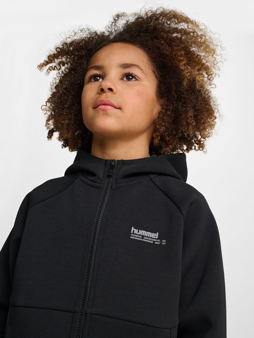 hmlJR TECH FLEECE ZIP HOODIE, BLACK, model
