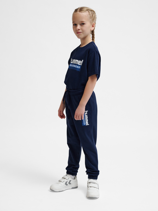hmlTUKAS PANTS, BLACK IRIS, model