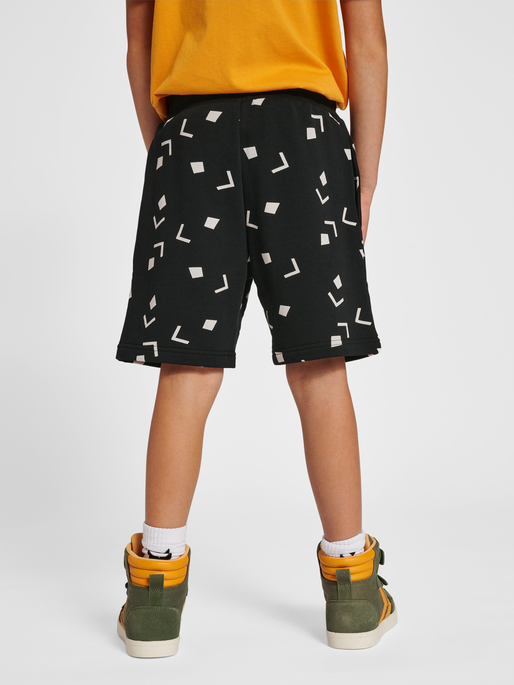 hmlELIJAH SHORTS, BLACK, model