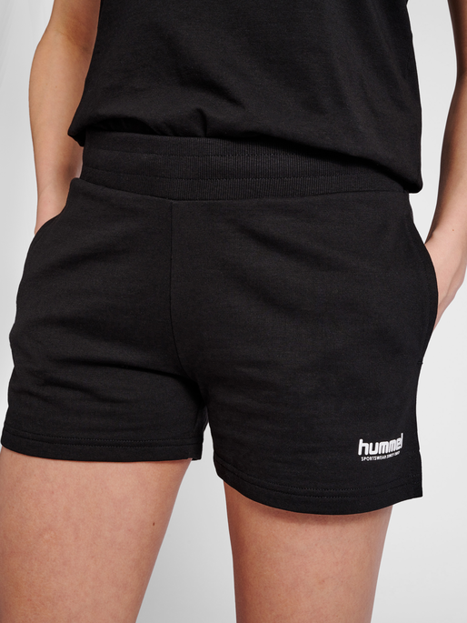 hmlLGC SENNA SWEAT SHORTS, BLACK, model
