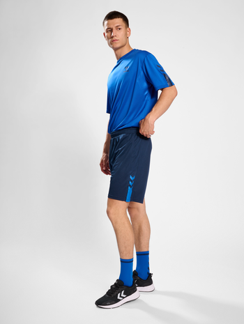 hmlACTIVE PL SHORTS, DRESS BLUES, model