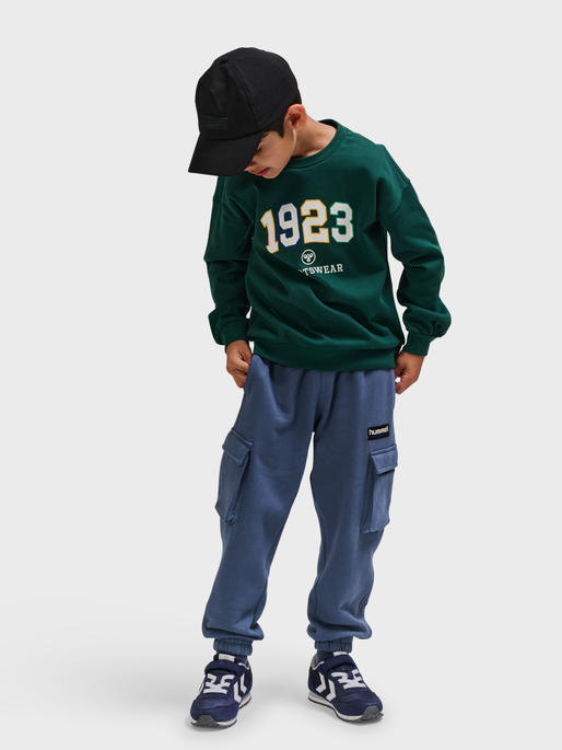 hmlKASON SWEATSHIRT, RAIN FOREST, model