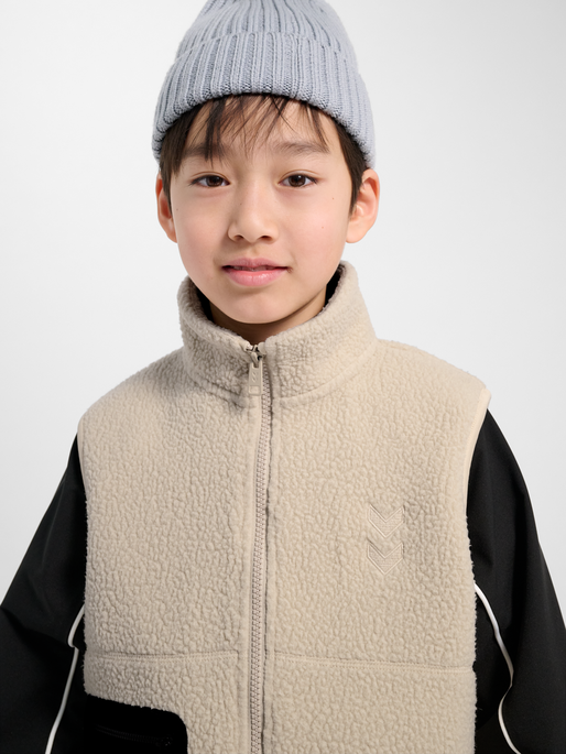 hmlJR MARTINI FLEECE ZIP VEST, OATMEAL, model