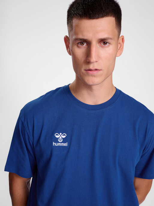 hmlGO 2.0 T-SHIRT S/S, TRUE BLUE, model