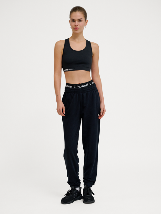 hmlPULSE W SWEAT PANTS, BLACK, model