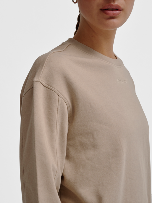 hmlMT DHYANI SWEATSHIRT, SIMPLY TAUPE, model