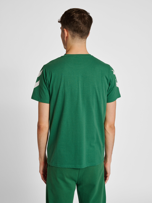 hmlLEGACY CHEVRON T-SHIRT, FOLIAGE GREEN, model