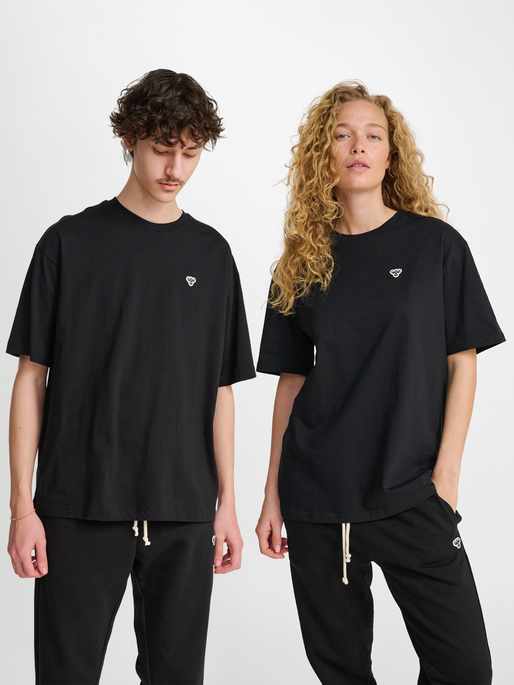 hmlLOOSE T-SHIRT BEE S/S, BLACK, model