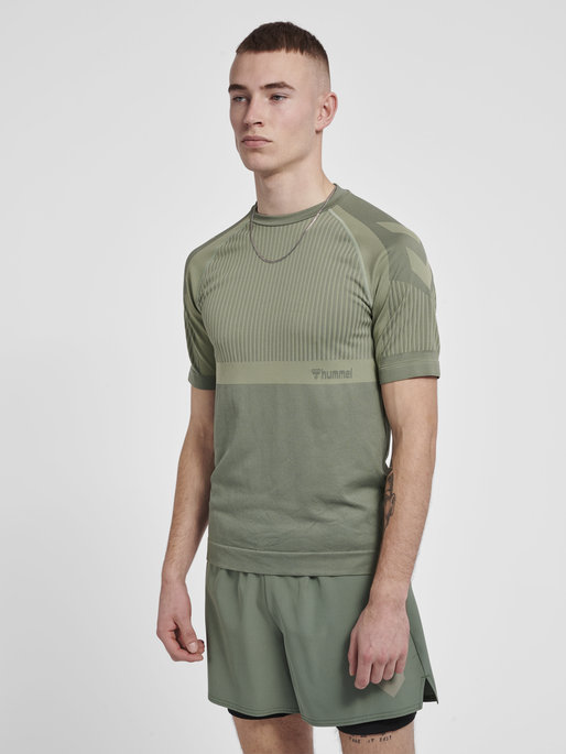 hmlMT UNIT SEAMLESS T-SHIRT, LAUREL WREATH, model