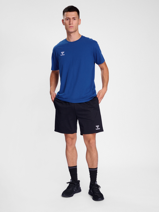 hmlGO 2.0 T-SHIRT S/S, TRUE BLUE, model